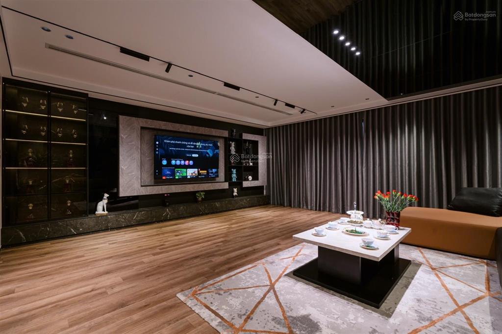 Nhà đẹp bồ đề, nguyễn văn cừ. 60m² xây 7 tầng thang máy giá 24 tỉ. gara 2 ô tô. tương lai cực sáng