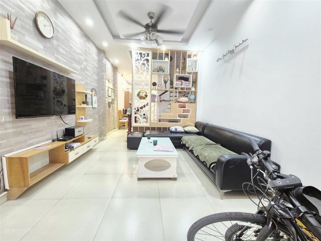 Đối diện aeon, nhà dân xây chắc chắn. ngõ 7 chỗ đỗ cửa, 10m ra ô tô tránh. 45m2 xây 4 tầng. đầu tư