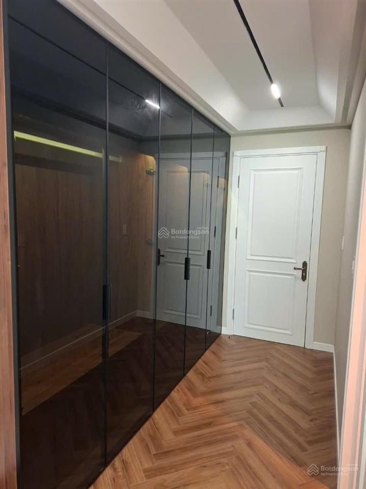 Một nhà ra phố hồng tiến. 50m2 thiết kế 7 tầng thang máy. gara 7 chỗ. giá cực tốt 13.5 tỉ