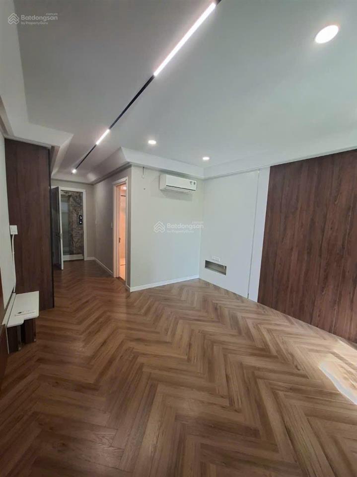 Một nhà ra phố hồng tiến. 50m2 thiết kế 7 tầng thang máy. gara 7 chỗ. giá cực tốt 13.5 tỉ