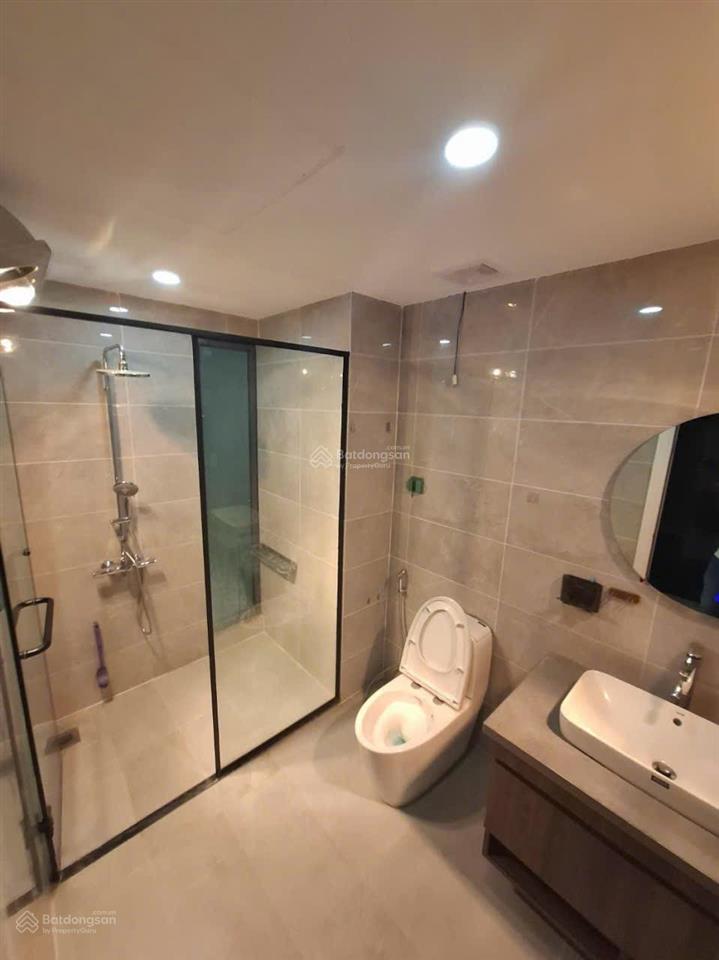 Một nhà ra phố hồng tiến. 50m2 thiết kế 7 tầng thang máy. gara 7 chỗ. giá cực tốt 13.5 tỉ
