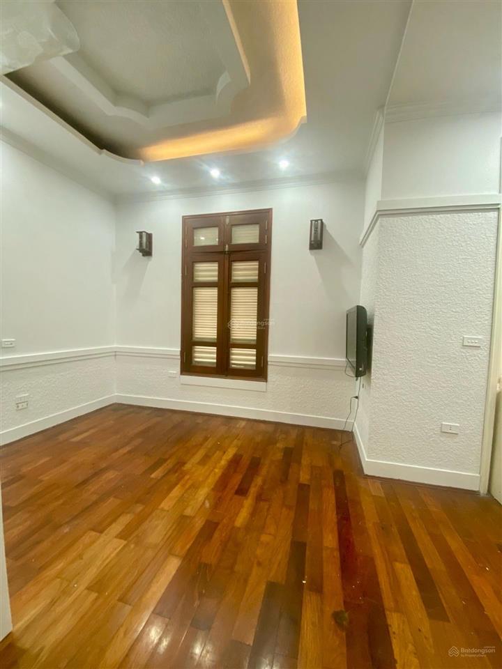 Gần phố. ngõ ô tô đỗ cửa, 20m ra ô tô tránh. không quy hoạch. 32m2 xây 4,5 tầng. giá tốt 6,5 tỉ