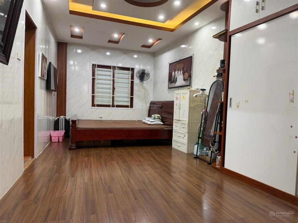 Gần phố. ngõ ô tô đỗ cửa, 20m ra ô tô tránh. không quy hoạch. 32m2 xây 4,5 tầng. giá tốt 6,5 tỉ