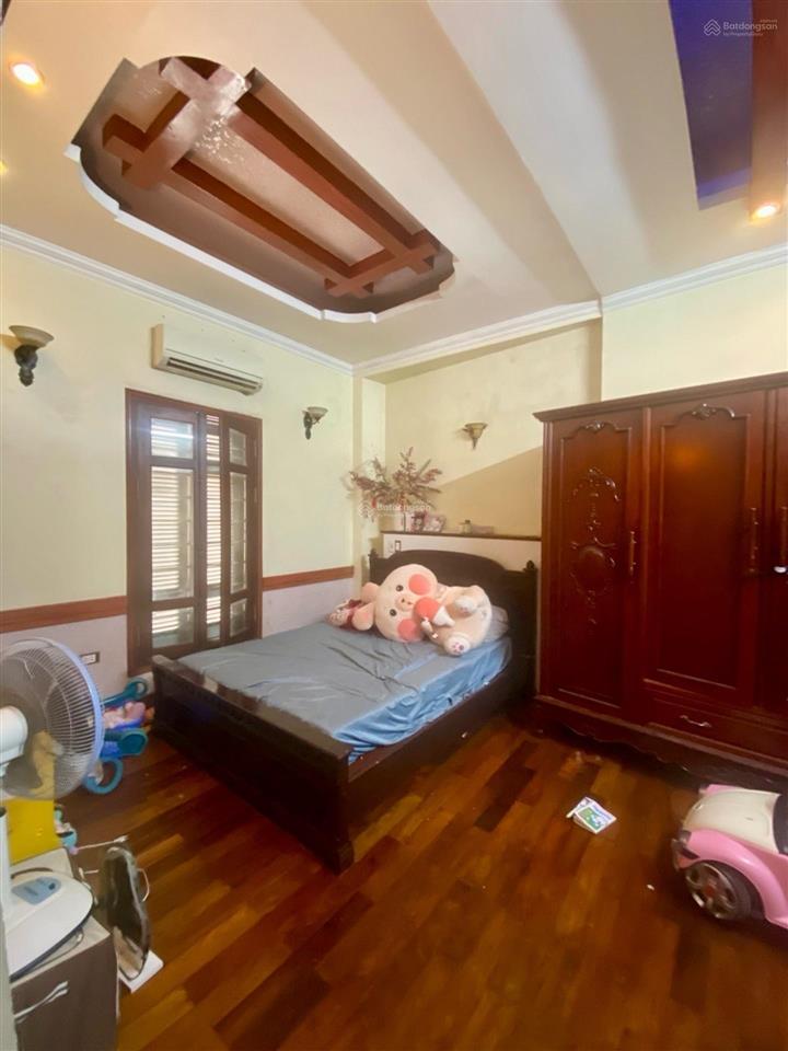 Gần phố. ngõ ô tô đỗ cửa, 20m ra ô tô tránh. không quy hoạch. 32m2 xây 4,5 tầng. giá tốt 6,5 tỉ