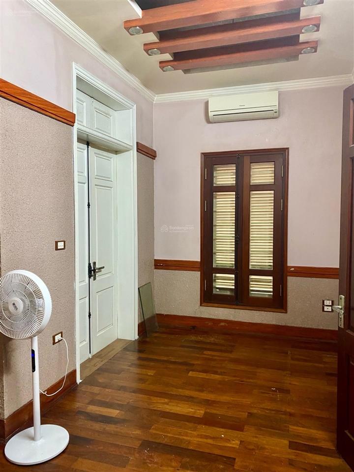 Gần phố. ngõ ô tô đỗ cửa, 20m ra ô tô tránh. không quy hoạch. 32m2 xây 4,5 tầng. giá tốt 6,5 tỉ