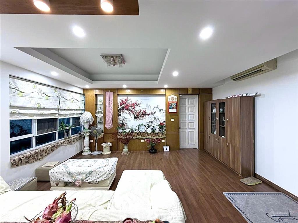 Phân lô lâm hạ, bồ đề. ngõ ô tô chạy vòng quanh. 87m2 mặt tiền 6m, nhà cũ 2 tầng. giá 260tr/m2