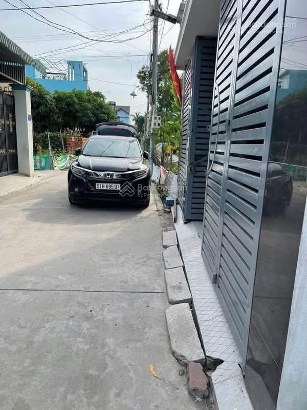 Nhà phú lợi ngang 6m hiếm rẻ ở khu. nhà xây ở kiên cố, 3pn rộng rãi, sân oto. đường bê tông 4m