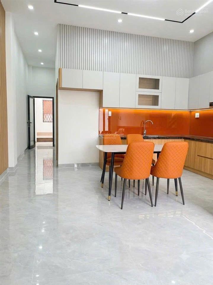 Nhà trệt lầu mới 2 mặt tiền đường nhựa 6m thông gần trường học vị trí đẹp giá ổn. công năng đầy đủ