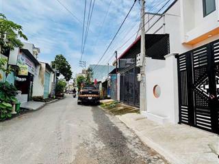 Nhà trệt lầu mới 2 mặt tiền đường nhựa 6m thông gần trường học vị trí đẹp giá ổn. công năng đầy đủ