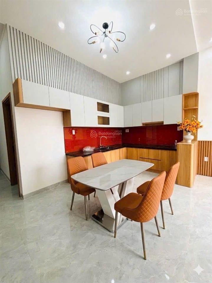 Nhà trệt lầu mới 2 mặt tiền đường nhựa 6m thông gần trường học vị trí đẹp giá ổn. công năng đầy đủ