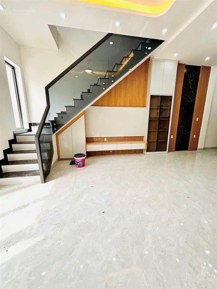 Nhà trệt lầu mới 2 mặt tiền đường nhựa 6m thông gần trường học vị trí đẹp giá ổn. công năng đầy đủ