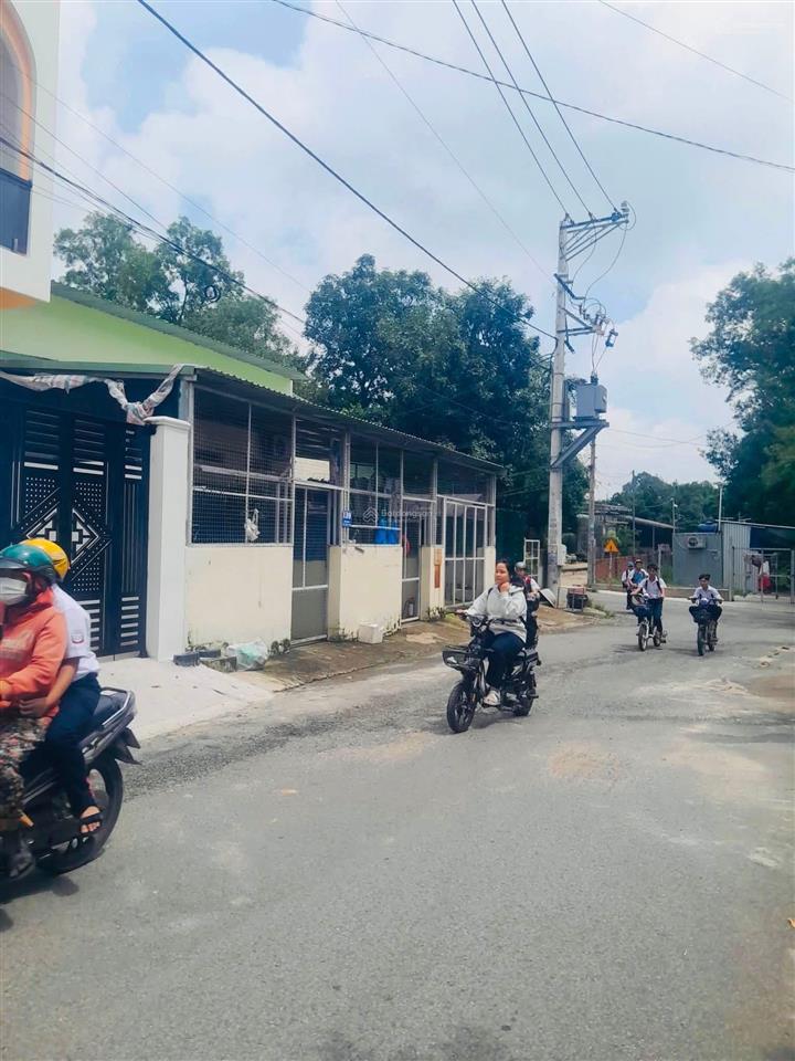 Nhà trệt lầu mới 2 mặt tiền đường nhựa 6m thông gần trường học vị trí đẹp giá ổn. công năng đầy đủ