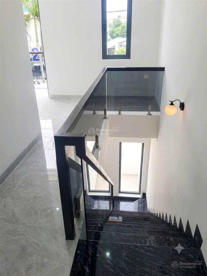Nhà trệt lầu mới 2 mặt tiền đường nhựa 6m thông gần trường học vị trí đẹp giá ổn. công năng đầy đủ