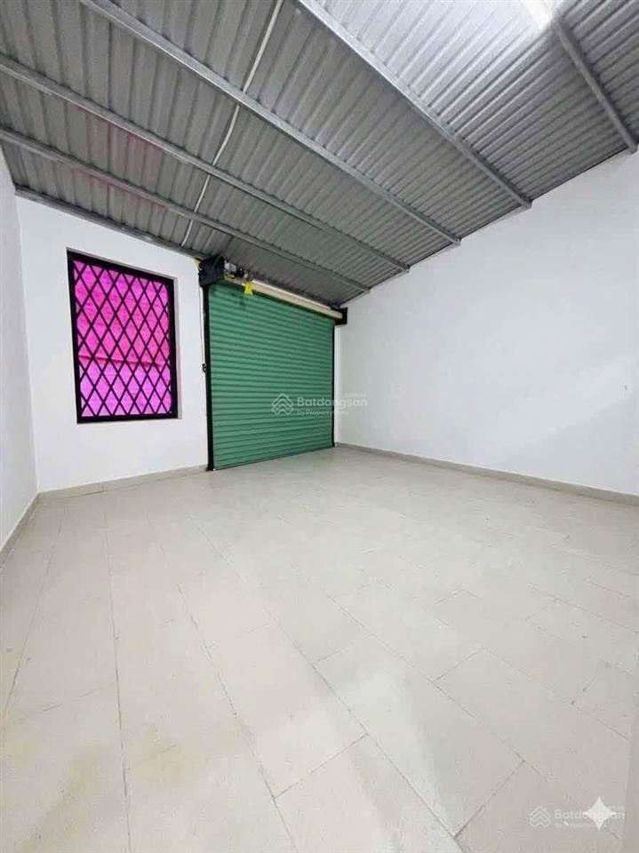 Nhà trệt lầu mới 2 mặt tiền đường nhựa 6m thông gần trường học vị trí đẹp giá ổn. công năng đầy đủ