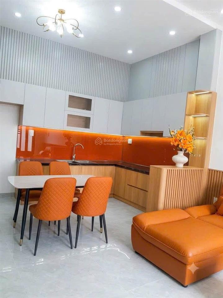 Nhà trệt lầu mới 2 mặt tiền đường nhựa 6m thông gần trường học vị trí đẹp giá ổn. công năng đầy đủ