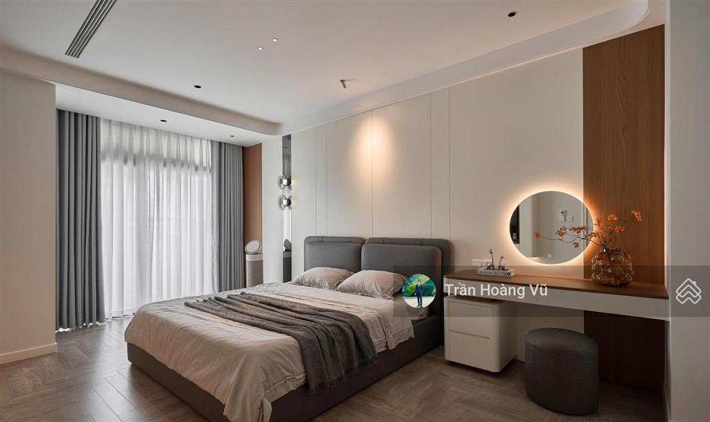 Chính chủ bán lô góc 130m2 tòa r2 royal city, 3 ngủ 2 wc full nội thất ở ngay, có slot ô tô