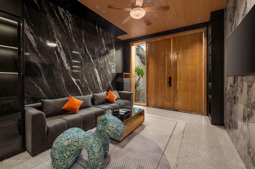 Cho thuê villa khu sơn trà 6pn/7wc  dt 120m*3 tầng giá thuê  80tr
( lưu ý chỉ cho thuê ở 612 t