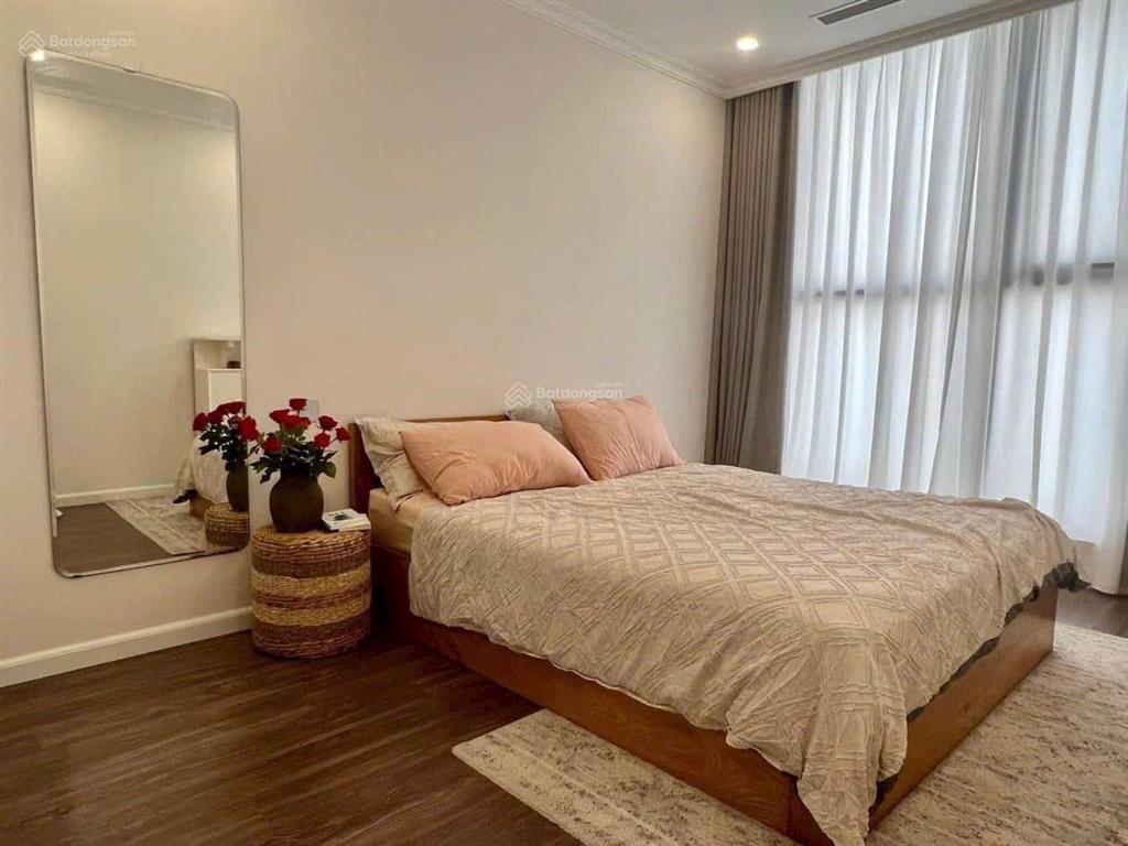 Cần bán căn 2pn tòa r3 view sông hồng, cầu nhật tân  dt 65m2  giá 6,x tỷ tầng cao view thoáng mát