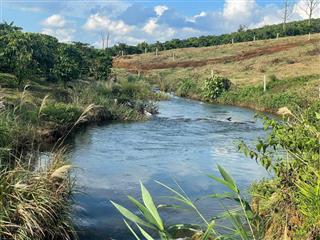 Bán gấp lô đất giáp suối, thích hợp đầu tư nghỉ dưỡng