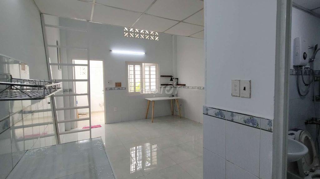 CHO THUÊ NHÀ SÁT PHÚ HỮU, Q9, PHÙ HỢP GIA ĐÌNH LÀM TẠI CẢNG!