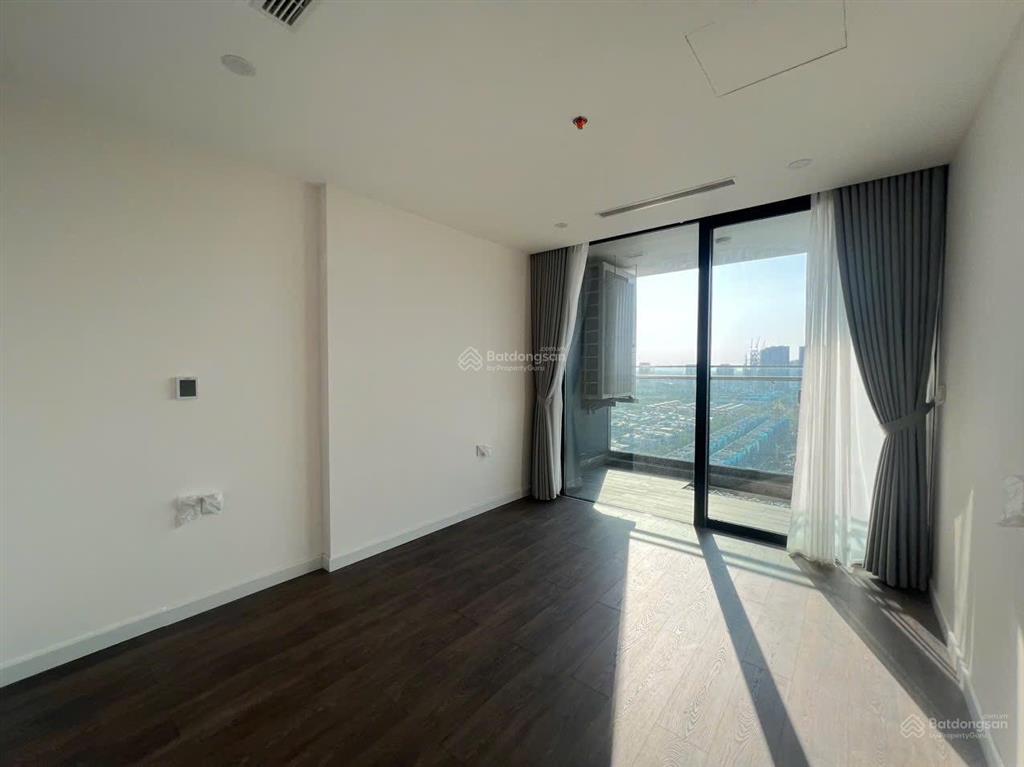 Cho thuê căn góc 4pn 3vs view sông hồng tầng cao nhà mới tinh sunshine golden river giá tốt