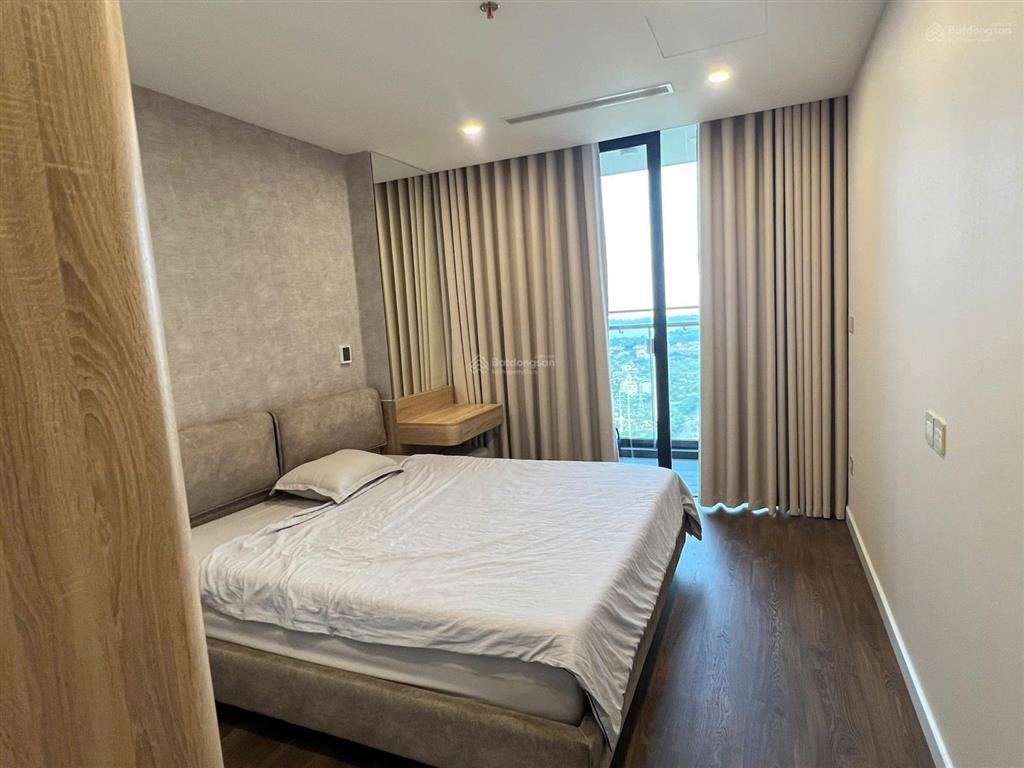 Cho thuê căn góc 3 ngủ full nội thất đẹp view sông hồng tòa sunshine golden river giá hợp lý