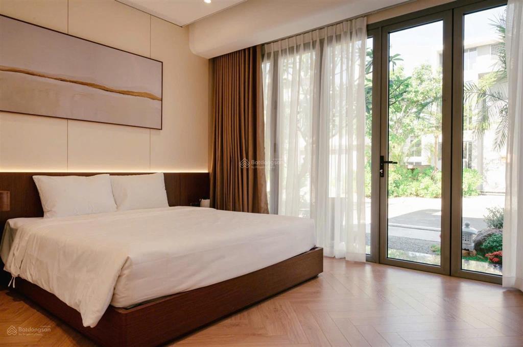 Chính chủ bán biệt thụ full nội thất 5 phòng ngủ hồ bơi sân vườn rộng đang cho thuê 80 triệu/tháng