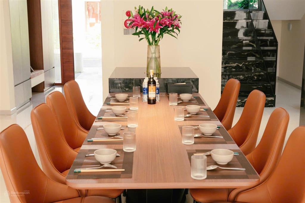 Chính chủ bán biệt thụ full nội thất 5 phòng ngủ hồ bơi sân vườn rộng đang cho thuê 80 triệu/tháng