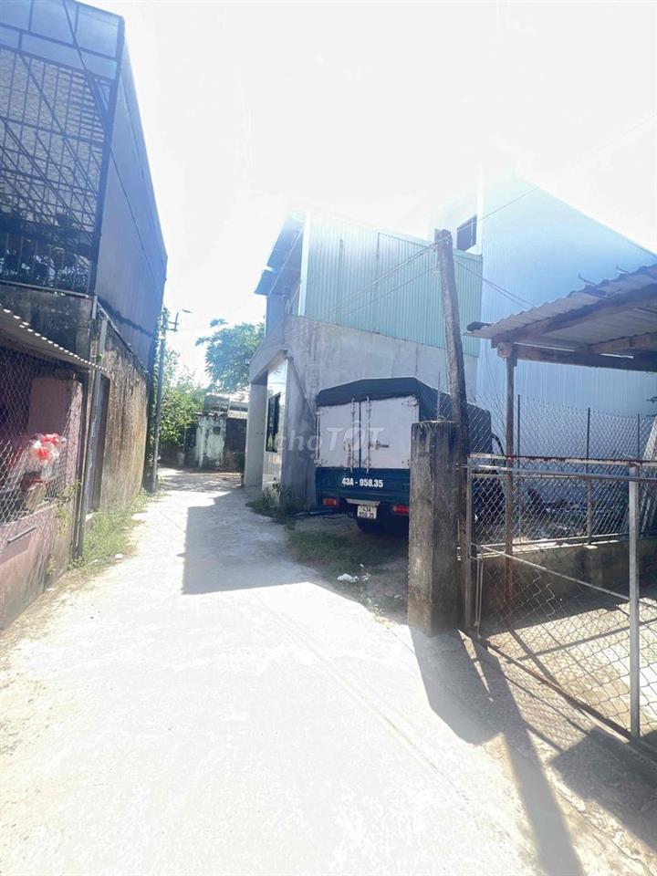 BÁN ĐẤT TẶNG NHÀ , SIÊU RẺ NGAY CHỢ , TRƯỜNG HỌC HOÀ QUÝ