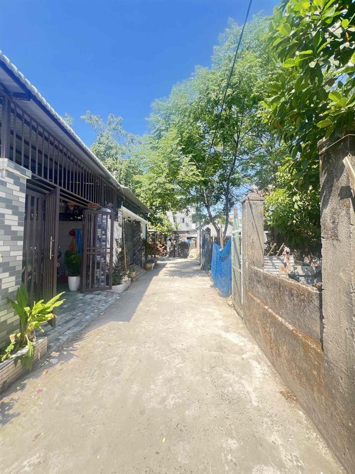 BÁN ĐẤT TẶNG NHÀ , SIÊU RẺ NGAY CHỢ , TRƯỜNG HỌC HOÀ QUÝ