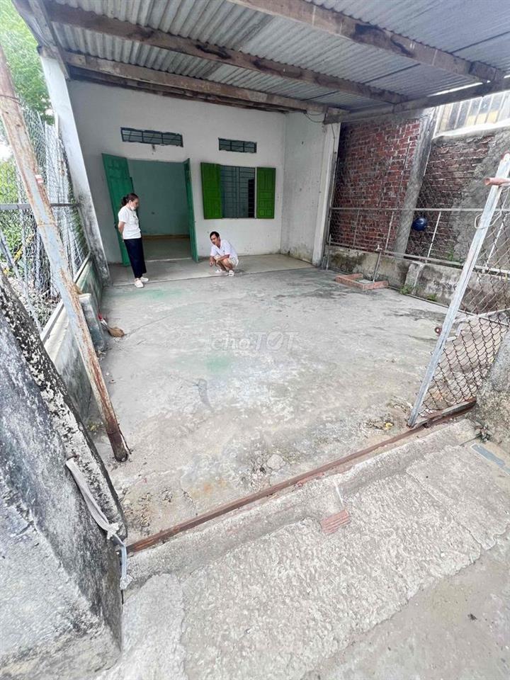 BÁN ĐẤT TẶNG NHÀ , SIÊU RẺ NGAY CHỢ , TRƯỜNG HỌC HOÀ QUÝ