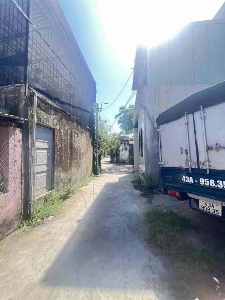 BÁN ĐẤT TẶNG NHÀ , SIÊU RẺ NGAY CHỢ , TRƯỜNG HỌC HOÀ QUÝ