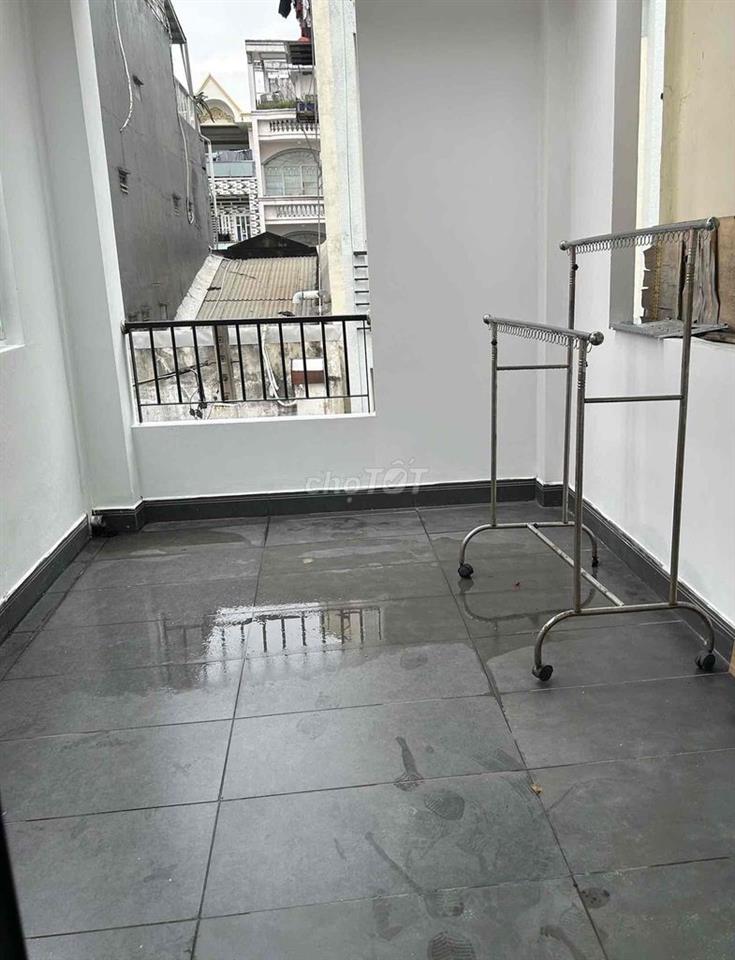 NHÀ ĐẸP XINH, 1 TRỆT 1 LẦU + 1 LỬNG SÂN THƯỢNG ở và đi làm OK