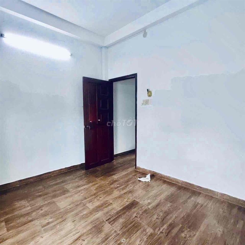 NHÀ RỘNG MỚI, XE HƠI ĐẬU, 1 TRỆT 3 LẦU, SÂN THG, 3P. NGỦ Ok 🫰🫰