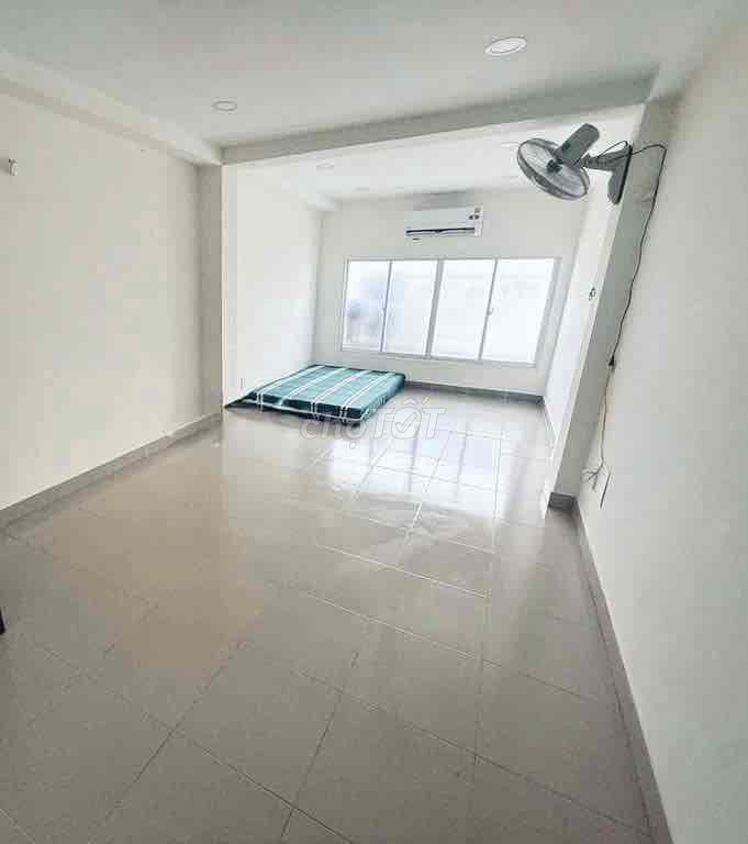 NHÀ RỘNG MỚI, XE HƠI ĐẬU, 1 TRỆT 3 LẦU, SÂN THG, 3P. NGỦ Ok 🫰🫰