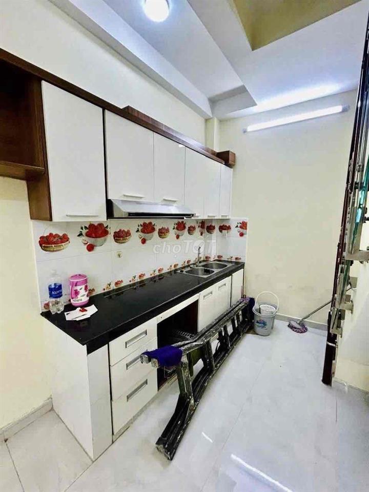NHÀ MỚI Q1, 2 LẦU + SÂN THƯỢNG 2P. NGỦ, N. THẤT CƠ BẢN ở 3-4ng Ok