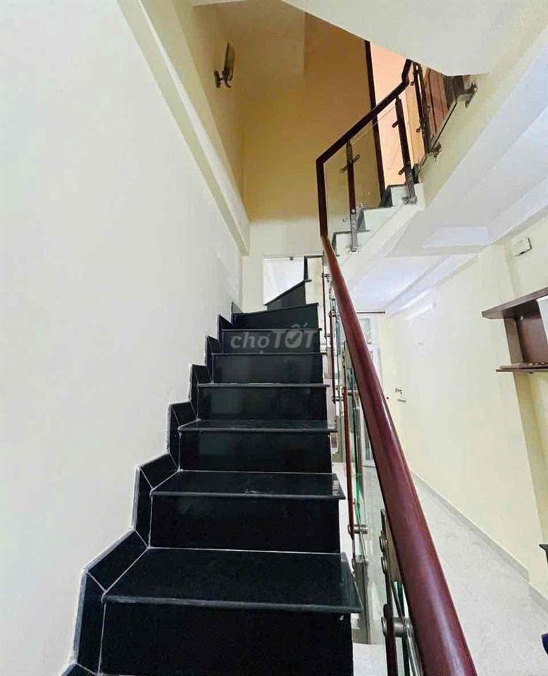 NHÀ MỚI Q1, 2 LẦU + SÂN THƯỢNG 2P. NGỦ, N. THẤT CƠ BẢN ở 3-4ng Ok