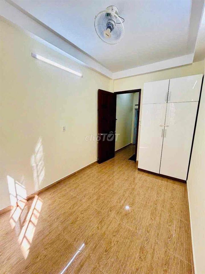 NHÀ MỚI Q1, 2 LẦU + SÂN THƯỢNG 2P. NGỦ, N. THẤT CƠ BẢN ở 3-4ng Ok