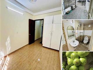NHÀ MỚI Q1, 2 LẦU + SÂN THƯỢNG 2P. NGỦ, N. THẤT CƠ BẢN ở 3-4ng Ok