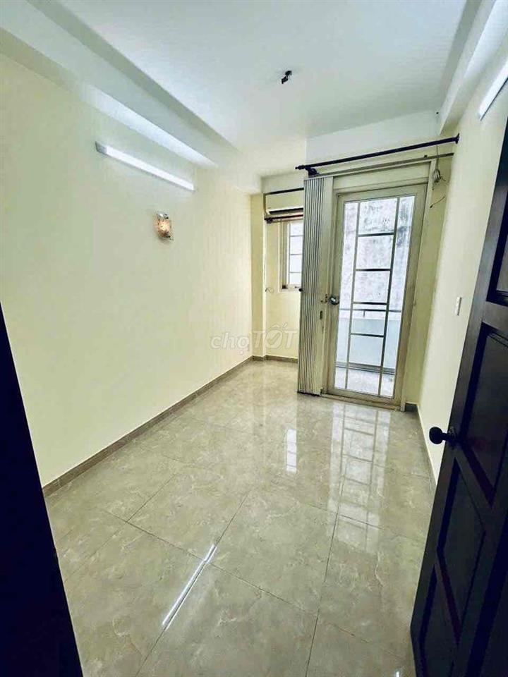 NHÀ MỚI Q1, 2 LẦU + SÂN THƯỢNG 2P. NGỦ, N. THẤT CƠ BẢN ở 3-4ng Ok