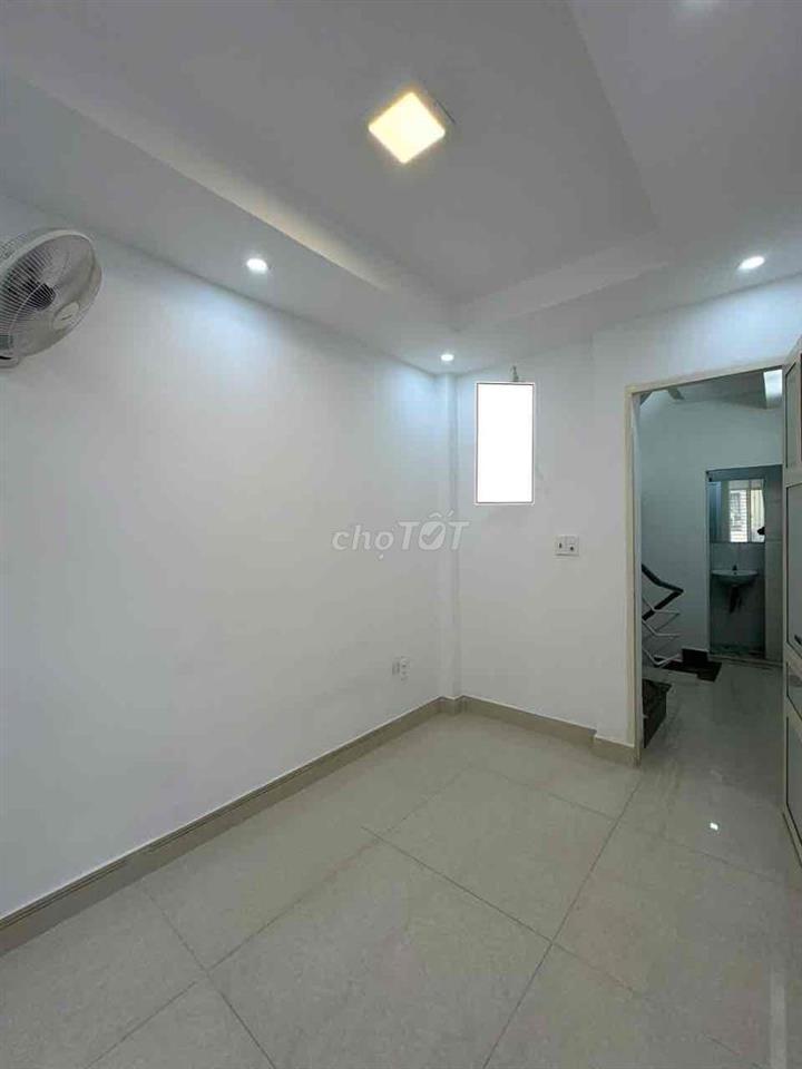 NHÀ MỚI, 1 TRỆT, 1 LỬNG 1 LẦU SÂN PHƠI, 2P. NGỦ ĐẸP ở và di làm Ok