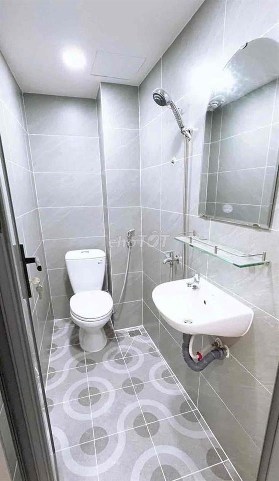 NHÀ MỚI, 1 TRỆT, 1 LỬNG 1 LẦU SÂN PHƠI, 2P. NGỦ ĐẸP ở và di làm Ok