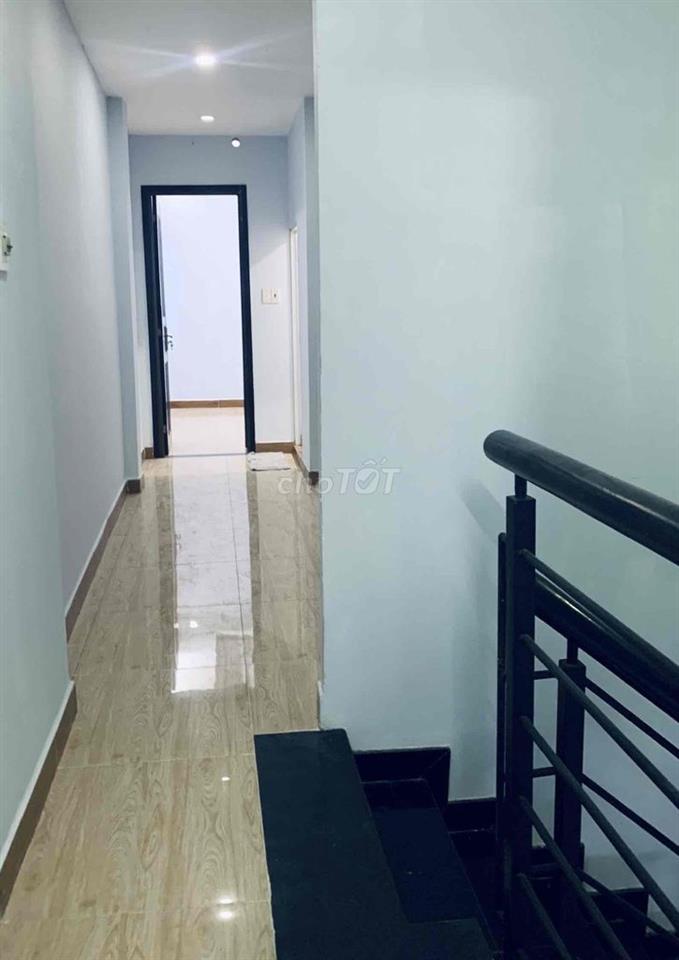 NHÀ MỚI ĐẸP, SÁT BÊN Q1, 1 TRỆT 1 LẦU, 2P. NGỦ ở và Làm việc Ok