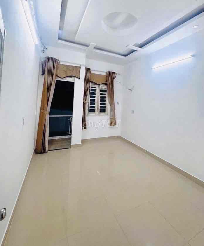 NHÀ MỚI ĐẸP, SÁT BÊN Q1, 1 TRỆT 1 LẦU, 2P. NGỦ ở và Làm việc Ok