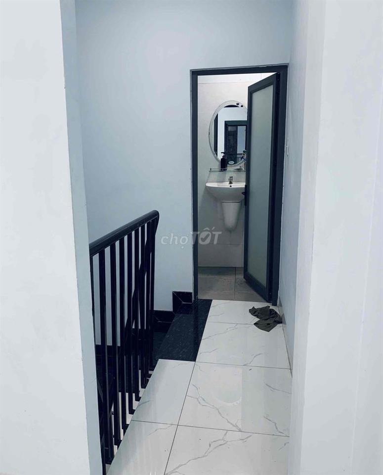 NHÀ MỚI ĐẸP, Giá Bình Dân, 1 TRỆT 1 LẦU, N. THẤT MÁY LẠNH, Máy NN Ok