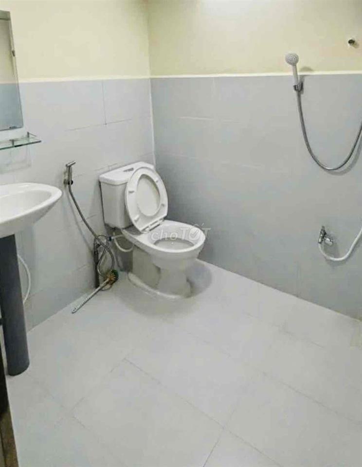 NHÀ RỘNG THOÁNG, 1 TRỆT 1L 3P. NGỦ, SÂN ĐỂ XE ở và làm việc Ok