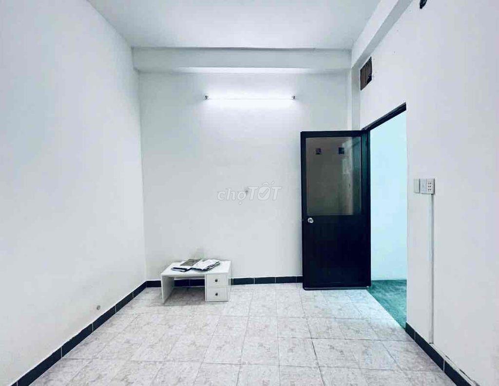NHÀ RỘNG THOÁNG, 1 TRỆT 1L 3P. NGỦ, SÂN ĐỂ XE ở và làm việc Ok