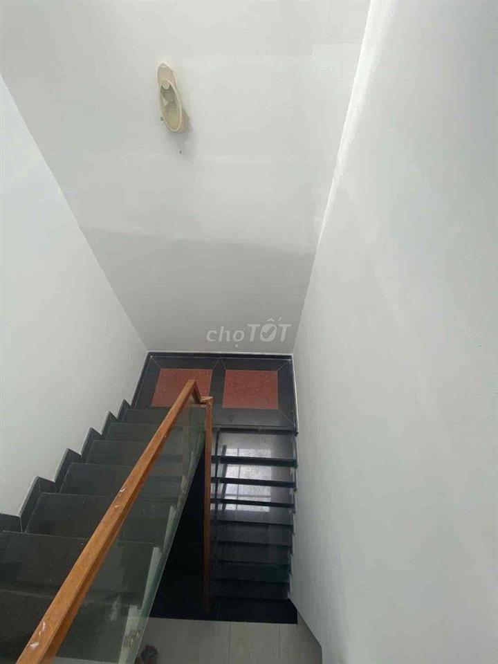 NHÀ MỚI 1 TRỆT 2 LẦU, 3P. NGỦ GẦN HÀNG XANH, di Q1, Bờ Kè OK