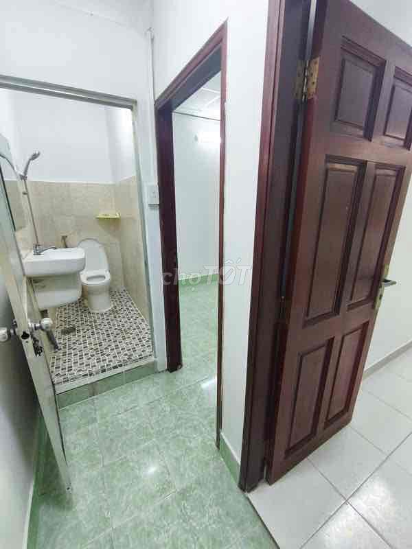 NHÀ RỘNG, giá bình dân. PHÚ NHUẬN, 1 TRỆT 1L 2P. NGỦ 2M. LẠNH SÂN XE