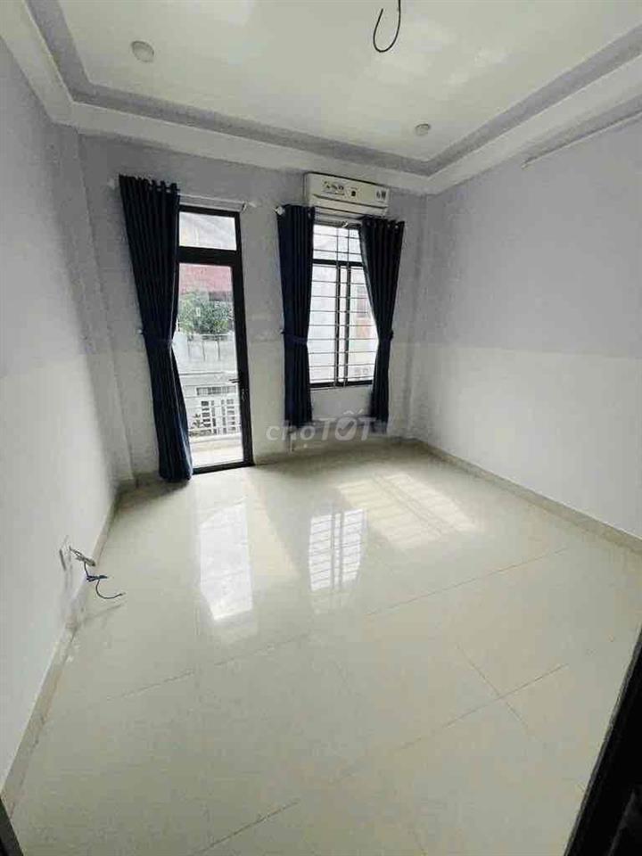 NHÀ RỘNGTHOÁNG,DÀI 14m,2P. NGỦ +1 P. LV SÂN TRỒNG CÂY, 1TRỆT 1LẦU OK